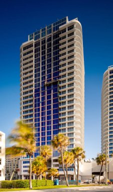 Fort Lauderdale, FL, ABD - 2 Nisan 2025: Selene Konutları Fort Lauderdale Plajı Florid 'deki okyanus manzaralı lüks konutlar