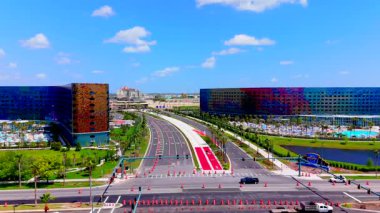 Orlando, FL, ABD - 7 Nisan 2025: Evrensel İHA videosu Evrensel Terra Luna ve Stella Nova Resorts