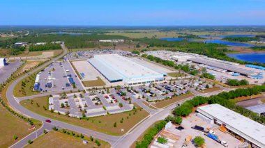 Grothe, FL, ABD - 7 Nisan 2025: Hava İHA video DFL8 Amazon Dağıtım Merkezi Grothe Florida 2025