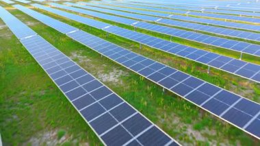 Güneş çiftliğinin 4k hava aracı görüntüleri.