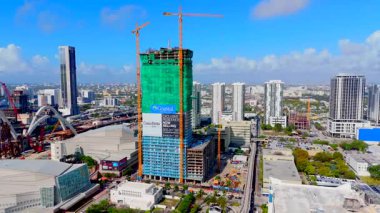 Miami, FL, ABD - 8 Nisan 2025 Casa Bella Konutları Miami. Hava aracı video inşa aşamaları