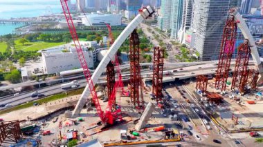 Miami, FL, ABD - 8 Nisan 2025 Miami İmza Köprüsü. Hava İHA video inşaat alanı aşamaları