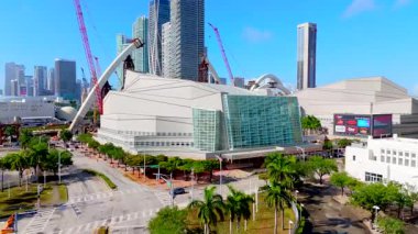 Miami, FL, ABD - 8 Nisan 2025: John ve James L Knight Konser Salonu Miami ve Miami İmza Köprüsü