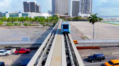 Miami, FL, ABD - 8 Nisan 2025: Miami metro tramvayı hareket halinde