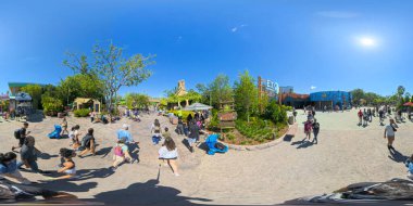 Orlando, FL, ABD - 12 Nisan 2025 Eşkenar dörtgen fotoğraf Universal Stüdyoları Orlando temalı park