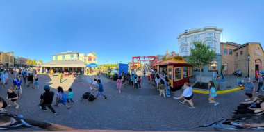 Orlando, FL, ABD - 12 Nisan 2025 Eşkenar dörtgen fotoğraf Universal Stüdyoları Orlando temalı park