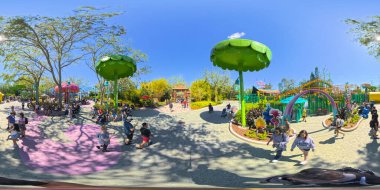 Orlando, FL, ABD - 12 Nisan 2025 Eşkenar dörtgen fotoğraf Universal Stüdyoları Orlando temalı park