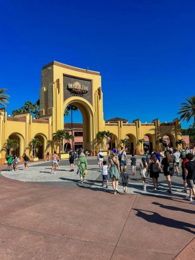 Orlando, FL, ABD - 11 Nisan 2025: Orlando Florida, Universal Stüdyoları tema parkının girişi