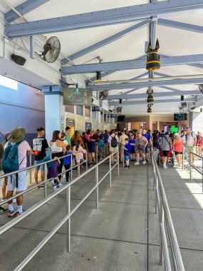 Orlando, FL, ABD - 11 Nisan 2025: Orlando Florida Rezil Ben Minion Mayhem bekleme kuyrukları
