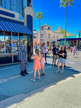 Orlando, FL, ABD - 11 Nisan 2025: Universal Stüdyoları Orlando tema parkında Beetlejuice turistlerle konuşuyor