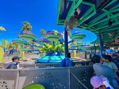 Orlando, FL, ABD - 11 Nisan 2025: Kang Kodos Twirl ve Hurl Orlando Universal Stüdyoları