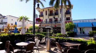 Napoli, FL, ABD - 18 Mart 2025: Napoli Florida 5. Cadde Güney Restoranları