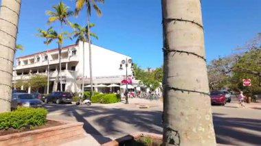 Napoli, FL, ABD - 8 Nisan 2025: Eski Napoli turizm merkezi. Yürüyüş turu 4k 60p