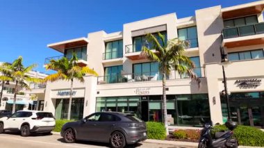 Napoli, FL, ABD - 16 Mart 2025: Lüks mağazalar ve mimari Eski Napoli Florida