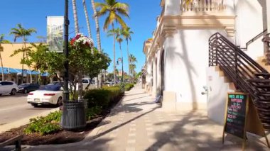 Napoli, FL, ABD - 19 Mart 2025: Yürüyen tur deneyimi