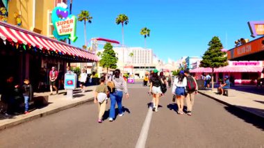 Orlando FL USA - 12 Nisan 2025: Harry Potter Diyagon Sokak Kings Cross İstasyonu Büyücülük Dünyası