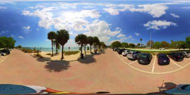 Miami, FL, ABD - 16 Nisan 2025: Miami Key Biscayne otoparkı ve plaj sahnesi 8k 360 hareketli VR görüntüleri