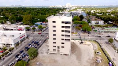 Miami FL USA - 18 Nisan 2025: 7880 Bisscayne Bulvarı 4k stok video yıkımı