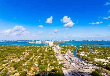 North Bay Village Miami 'nin havadan çekilmiş fotoğrafı. Gökyüzü mavidir, içinden bir kaç beyaz kabarık bulut geçer