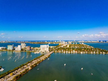Miami North Bay Village 'ın hava fotoğrafı. Görüntü 79. cadde köprüsünü gösteriyor ve birkaç adadaki konut ve konutları gösteriyor.