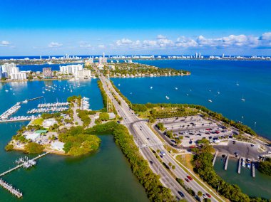 Miami 'nin Biscayne Körfezi' nde tekneyle denize açılırken çekilmiş havadan çekilmiş bir fotoğrafı. Fotoğraf 2025 'te çekildi