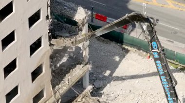 Miami FL USA - 18 Nisan 2025: Stock video binası yıkım 4k