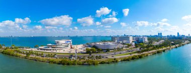 Miami Beach, FL, ABD - 28 Nisan 2025: Hava Panorama Mount Sinai Hastanesi ve Kanser Merkezi İnşaat Genişlemesi