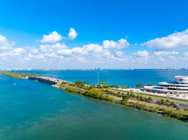 Miami Beach, FL, ABD - 28 Nisan 2025: Miami Beach Florida Mount Sinai Kanser Merkezi