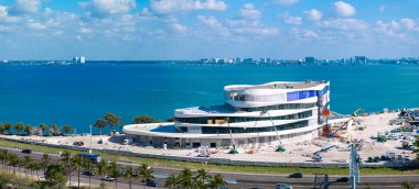 Miami Beach, FL, ABD - 28 Nisan 2025: Mount Sinai Tıp Merkezi Miami Genişleme Kanser Merkezi