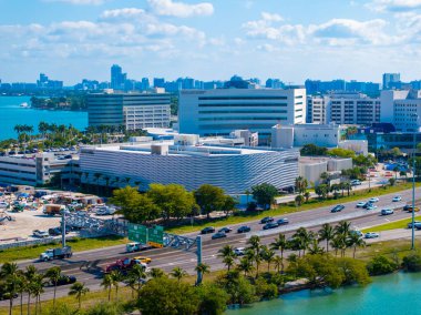 Miami Beach, FL, ABD - 28 Nisan 2025 Miami Beach Florida Mount Sinai Hastanesi. Tıbbi bileşiğin hava görüntüsü