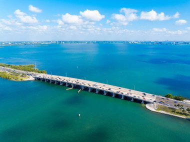 Havadan çekilmiş Julia Tuttle Geçidi Miami Plajı 2025