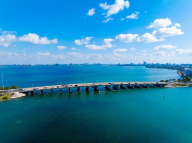 Havadan çekilmiş Julia Tuttle Geçidi Miami Plajı 2025