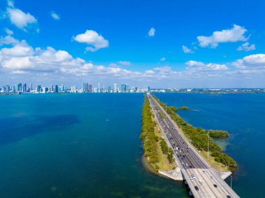 Hava fotoğrafı Julia tuttle Causeway Miami 'de her iki tarafta da konforlu bitki örtüsü var.