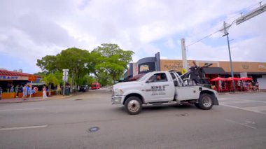 Miami, FL, ABD - 1 Mayıs 2025: Küçük Havana Ziyaretçi Merkezi ağır çekimde çekildi