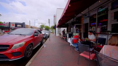 Miami, FL, ABD - 1 Mayıs 2025: Miami Ocho Little Havana 'da Küba yemeği yiyen insanlar