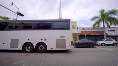 Miami, FL, ABD - 1 Mayıs 2025 Miami Kulesi Küçük Havana 8. Cadde 'den görüldü