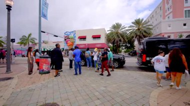 Miami, FL, ABD - 1 Mayıs 2025 Miami Calle Ocho turnesi. 8. caddede yürüyen insanlar popüler bir turizm beldesi