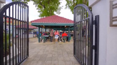 Miami, FL, ABD - 1 Mayıs 2025: Miami Domino Parkı. Little Havana 'da son sınıflar domino oynuyor.