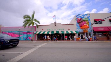 Miami, FL, ABD - 1 Mayıs 2025: 8 Miami. Ocho SW 8. Cadde Küçük Havana. Restoranlarda ve puro dükkanlarında turistleri gösteren pansiyon videoları
