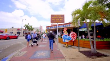 Miami, FL, ABD - 1 Mayıs 2025 Miami El Pub Restoranı Calle Ocho Little Havana. 4k ağır çekim yaklaşım görüntüsü