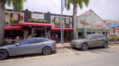 Miami, FL, ABD - 1 Mayıs 2025 Miami restoranları Calle Ocho Little Havana 2025. Yavaş çekim yürüyüş turu görüntüleri