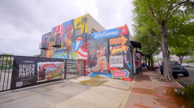 Miami, FL, ABD - 1 Mayıs 2025 Miami Little Havana turu. Sanatın ve sokak sahnelerinin 4k yavaş çekim görüntüsü 2025