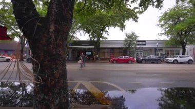 Miami, FL, ABD - 1 Mayıs 2025 Miami Little Havana hisse senedi videosu. Yağmurdan sonra 8. Cadde 'de yürüyorum.