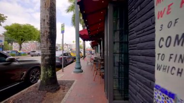 Miami, FL, ABD - 1 Mayıs 2025 Miami Calle Ocho 2025 'in Yavaş çekim stok videosu