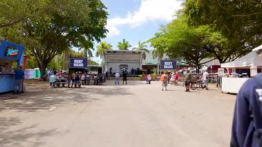 Miami, FL, ABD - 27 Nisan 2025: Miami Dade Ülke Festivali 'nde köy sümüğü