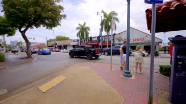 Miami, FL, ABD - 1 Mayıs 2025 Miami Calle Ocho 2025. SW8. Cadde, Küba tarihiyle dolu dünyaca ünlü bir turizm merkezi.