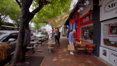 Miami, FL, ABD - 1 Mayıs 2025: Miami ağır çekim. Calle Ocho 8. Cadde 'de video turu.
