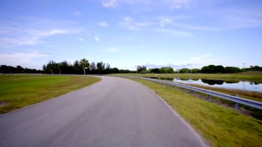 Parkın 4K stok videosundaki bir doğa sahnesinin içinden geçiyorum.