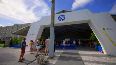 Miami, FL, ABD - 1 Mayıs 2025: HP Ferrari ünvan ortağı yarış hayranı Wynwood Miami Grand Prix etkinliği