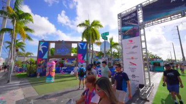Miami, FL, ABD - 1 Mayıs 2025: Yarış hayranları festivali Wynwood Miami Grand Prix 2025